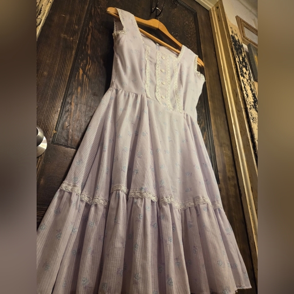 *Vntg* 1970s 'Jeri Bee' Sleeveless Lavender Cotton Midi Dress with Lace Trim - Picture 3 of 13